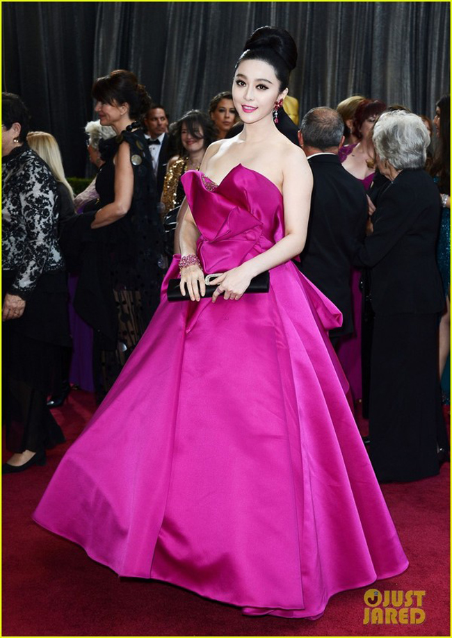 Trên thảm đỏ LHP Oscar năm nay, nàng diện một chiếc váy hồng rực rỡ, xinh đẹp.
